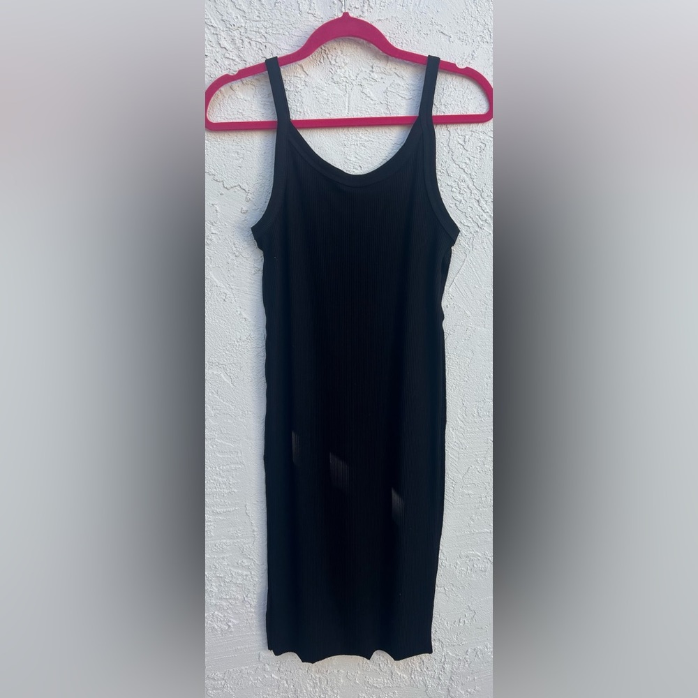 Black form fitting light weight midi dress 🖤